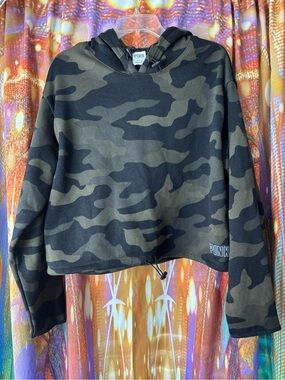 Victoria’s Secret camo cropped hoodie ✨ NWOT